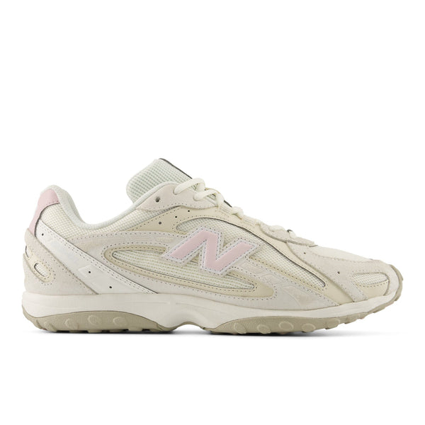 New Balance 204 cinza em destaque sobre plataforma de estação ferroviária urbana 