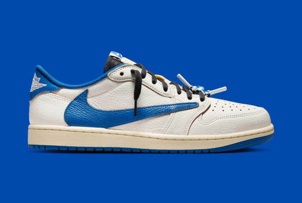 Tênis estilo Travis Scott Fragment AJ1 em vitrine escura com luzes de destaque 