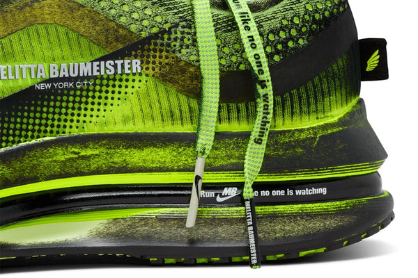 Nike Vomero laranja e Nike Pegasus volt com pintura preta em cenário de estúdio artístico 