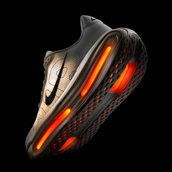 Nike Vomero Premium claro em pista de corrida ao amanhecer 