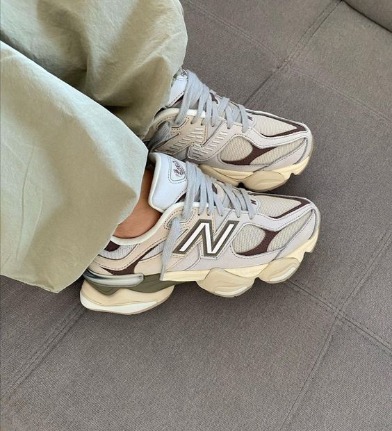 Tênis New Balance coloridos alinhados em cenário urbano moderno 