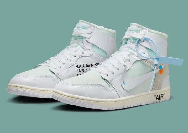 Air Jordan 1 Alaska V.A.A. apoiado diante de parede de gelo com livreto moderno ao lado 