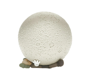 Boneco KAWS Holiday Big Moon Vinyl Figure Bege – vista frontal