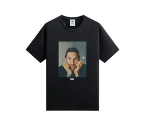 Camiseta Kith x Adidas 'Messi Football Graphic Tee Black' Preto – frente