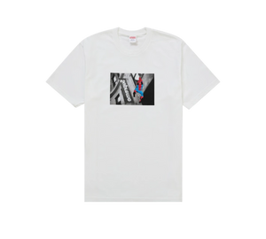 Camiseta Supreme 'Spider-Man Tee White' Branco – frente