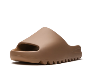 Chinelo Slide Adidas Yeezy Slide 'Core' Bege – vista 3/4 de frente