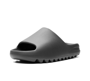 Chinelo Slide Adidas Yeezy Slide 'Dark Onyx' Cinza – vista 3/4 frontal