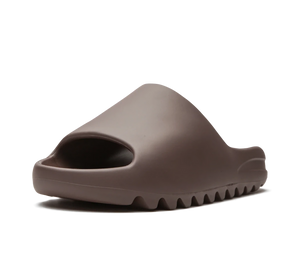 Chinelo Adidas Yeezy Slide 'Soot' Marrom – vista 3/4 frontal