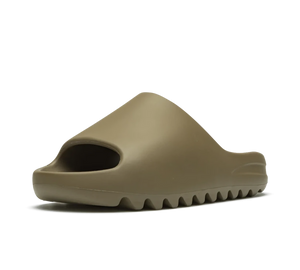 Chinelo Slide Adidas Yeezy Slide 'Earth Brown' Marrom – vista 3/4 frontal