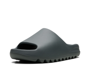 Chinelo Slide Adidas Yeezy Slide 'Slate Marine' Cinza / Azul-marinho – vista 3/4 frontal