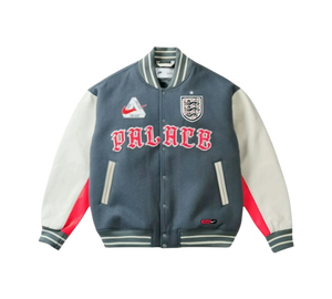 Jaqueta Palace x Nike 'England Varsity Jacket Cool Grey White' Cinza / Branco – frente