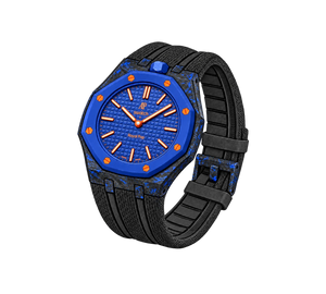 Relógio Swatch x Audemars Piguet Bioceramic Royal Pop 'Orenji Hachi' Azul com Pulseira – relógio montado no case de fibra de carbono com pulseira FKM preta, vista 3/4