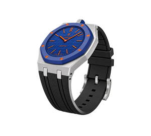 Relógio Swatch x Audemars Piguet Bioceramic Royal Pop 'Orenji Hachi' Azul com Pulseira – relógio montado no case em aço inoxidável prata com pulseira FKM preta, vista 3/4