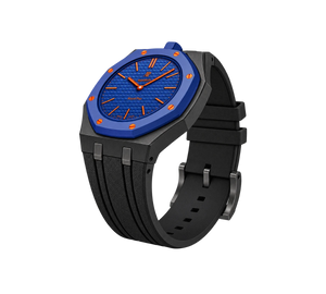 Relógio Swatch x Audemars Piguet Bioceramic Royal Pop 'Orenji Hachi' Azul com Pulseira – relógio montado no case em aço inoxidável preto com pulseira FKM preta, vista 3/4