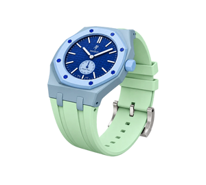 Relógio Swatch x Audemars Piguet Bioceramic Royal Pop 'Savonnette Lan Ba' Azul com Pulseira – relógio montado no case com pulseira em borracha verde, vista 3/4