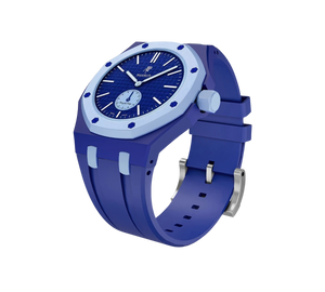 Relógio Swatch x Audemars Piguet Bioceramic Royal Pop 'Savonnette Lan Ba' Azul com Pulseira – relógio montado no case com pulseira em borracha, vista 3/4