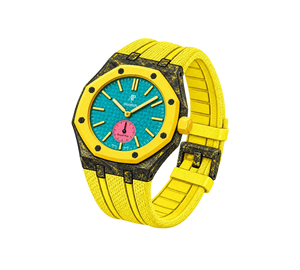 Relógio Swatch x Audemars Piguet Bioceramic Royal Pop 'Savonnette Otg Roz' Amarelo com Pulseira – relógio montado no case de fibra de carbono com pulseira FKM colorida, vista 3/4