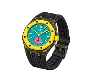 Relógio Swatch x Audemars Piguet Bioceramic Royal Pop 'Savonnette Otg Roz' Amarelo com Pulseira – relógio montado no case de fibra de carbono com pulseira FKM preta, vista 3/4