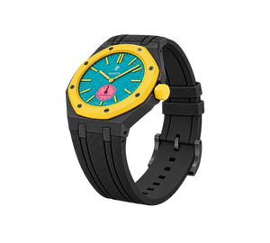 Relógio Swatch x Audemars Piguet Bioceramic Royal Pop 'Savonnette Otg Roz' Amarelo com Pulseira – relógio montado no case em aço inoxidável preto com pulseira FKM preta, vista 3/4