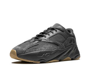 Tênis Adidas Yeezy Boost 700 'Utility Black' Preto – vista 3/4 frontal