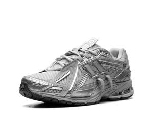 Tênis New Balance 1906A 'Concrete Silver Metallic' – vista 3/4 frontal