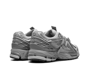 Tênis New Balance 1906A 'Concrete Silver Metallic' – par visto de costas