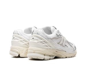 Tênis New Balance 1906D Protection Pack 'White' Branco / Bege – par visto de trás