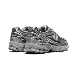 Tênis New Balance 1906R 'Grey' Cinza – par, vista traseira