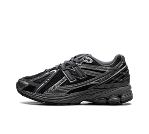 Tênis New Balance 1906R 'Phantom Dark Grey Metallic Silver' Cinza / Prata – vista lateral