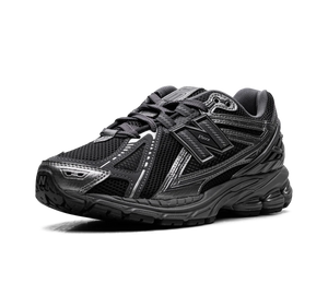 Tênis New Balance 1906R 'Phantom Dark Grey Metallic Silver' Cinza / Prata – vista 3/4 frente