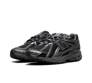Tênis New Balance 1906R 'Phantom Dark Grey Metallic Silver' Cinza / Prata – par de frente