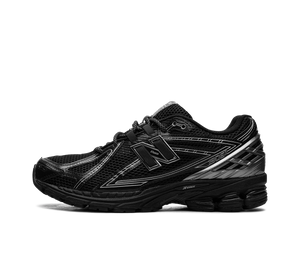Tênis New Balance 1906R 'Black Silver' Preto / Prata – vista lateral