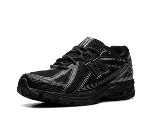 Tênis New Balance 1906R 'Black Silver' Preto / Prata – vista 3/4 frontal