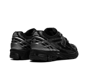 Tênis New Balance 1906R 'Black Silver' Preto / Prata – par, vista traseira