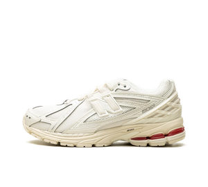 Tênis New Balance 1906R 'Sea Salt Red' Bege / Vermelho – vista lateral
