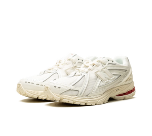Tênis New Balance 1906R 'Sea Salt Red' Bege / Vermelho – vista 3/4 frontal