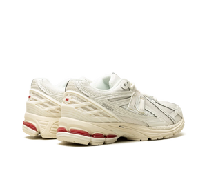Tênis New Balance 1906R 'Sea Salt Red' Bege / Vermelho – par, vista traseira
