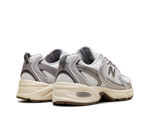 Tênis New Balance 530 Feminino 'Grey Matter' Cinza / Prata – par visto de costas