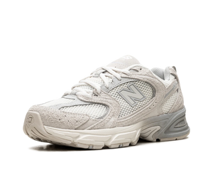 Tênis New Balance 530 Feminino 'Moonbeam Raw Cashew Raincloud' Cinza / Bege – 3/4 de frente