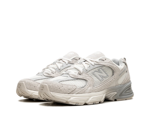 Tênis New Balance 530 Feminino 'Moonbeam Raw Cashew Raincloud' Cinza / Bege – par de frente