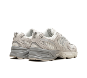Tênis New Balance 530 Feminino 'Moonbeam Raw Cashew Raincloud' Cinza / Bege – par de costas