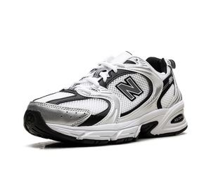 Tênis New Balance 530 Feminino 'White Silver Metallic Black' Branco / Prata – vista 3/4 frontal