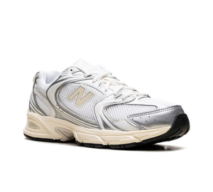 Tênis New Balance 530 'Silver Metallic Linen' Prata / Bege – vista 3/4 frontal