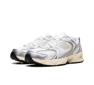 Tênis New Balance 530 'Silver Metallic Linen' Prata / Bege – par, vista frontal
