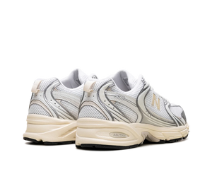 Tênis New Balance 530 'Silver Metallic Linen' Prata / Bege – par, vista traseira
