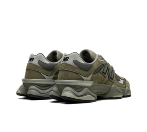 Tênis New Balance 9060 'Dark Olivine' Verde Olive – par, vista traseira