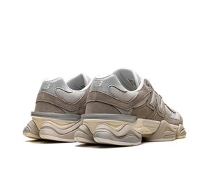 Tênis New Balance 9060 'Driftwood Timberwolf' Bege / Cinza – par, vista de costas
