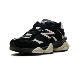 Tênis New Balance 9060 'JD Exclusive Black Pink' Preto / Rosa – vista 3/4 frente