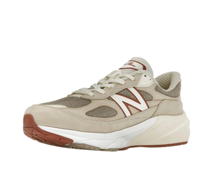 Tênis New Balance 990 v6 x Loro Piana 'Raw Cashew' – vista 3/4 frontal