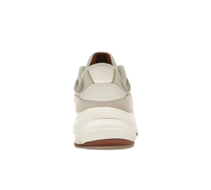 Tênis New Balance 990 v6 x Loro Piana 'Raw Cashew' – vista traseira
